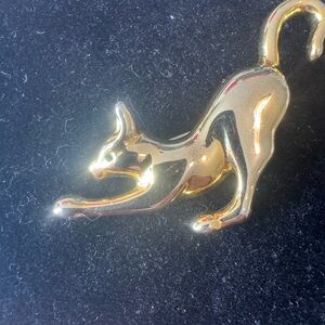 Vintage Gold plated Cabouchoun Cat Brooch with green crystal eye